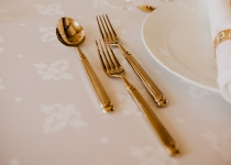 Produktfoto-guldsked-gaffel-guld-kp-royal-servettring-figgjo-tallrik