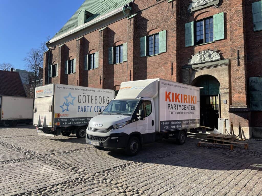 Stripade lastbilar med Kikiriki och Partycenter logotyper på sidorna