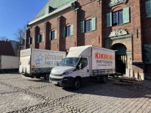 Stripade lastbilar med Kikiriki och Partycenter logotyper på sidorna