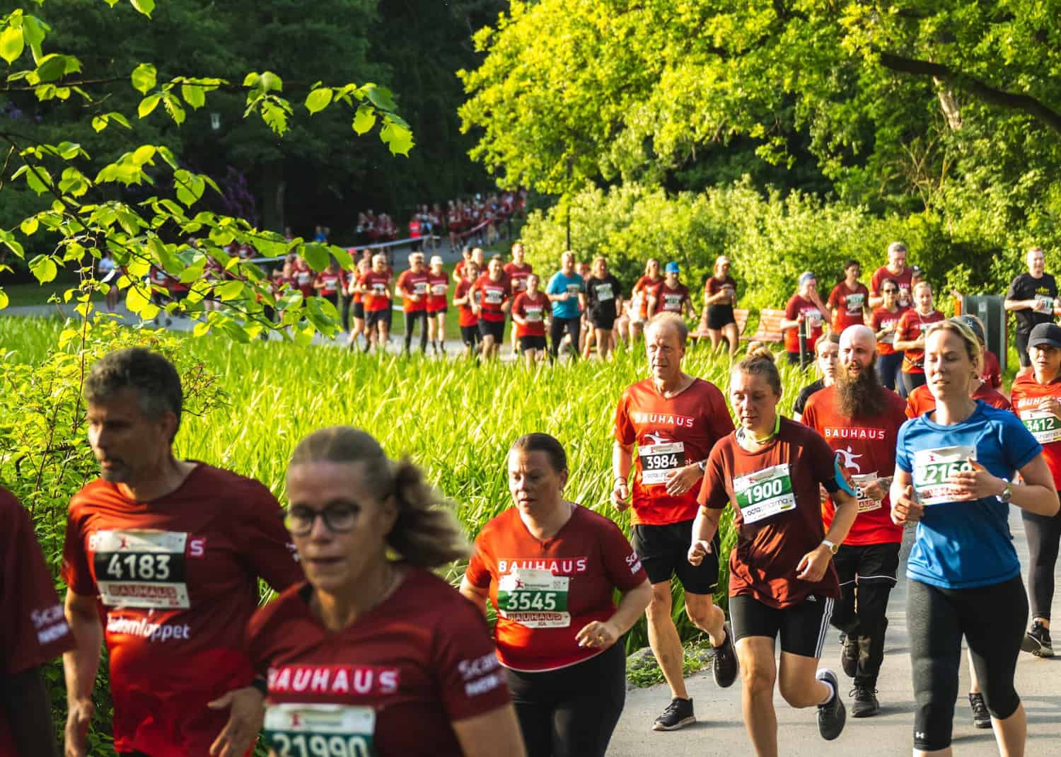 Deltagare som joggar under blodomloppet 2024