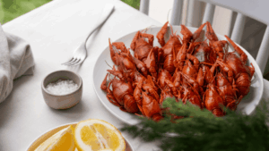 Ett uppdukat bord med kräftor för en kräftskiva