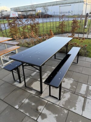 Svart bord och bänkset för utomhusbruk, 200cm, på uteservering.