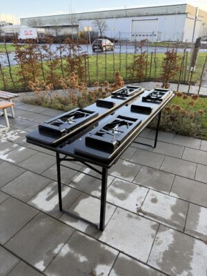 Svart bord och bänkar för utomhusmiljö, 200cm, modern design.