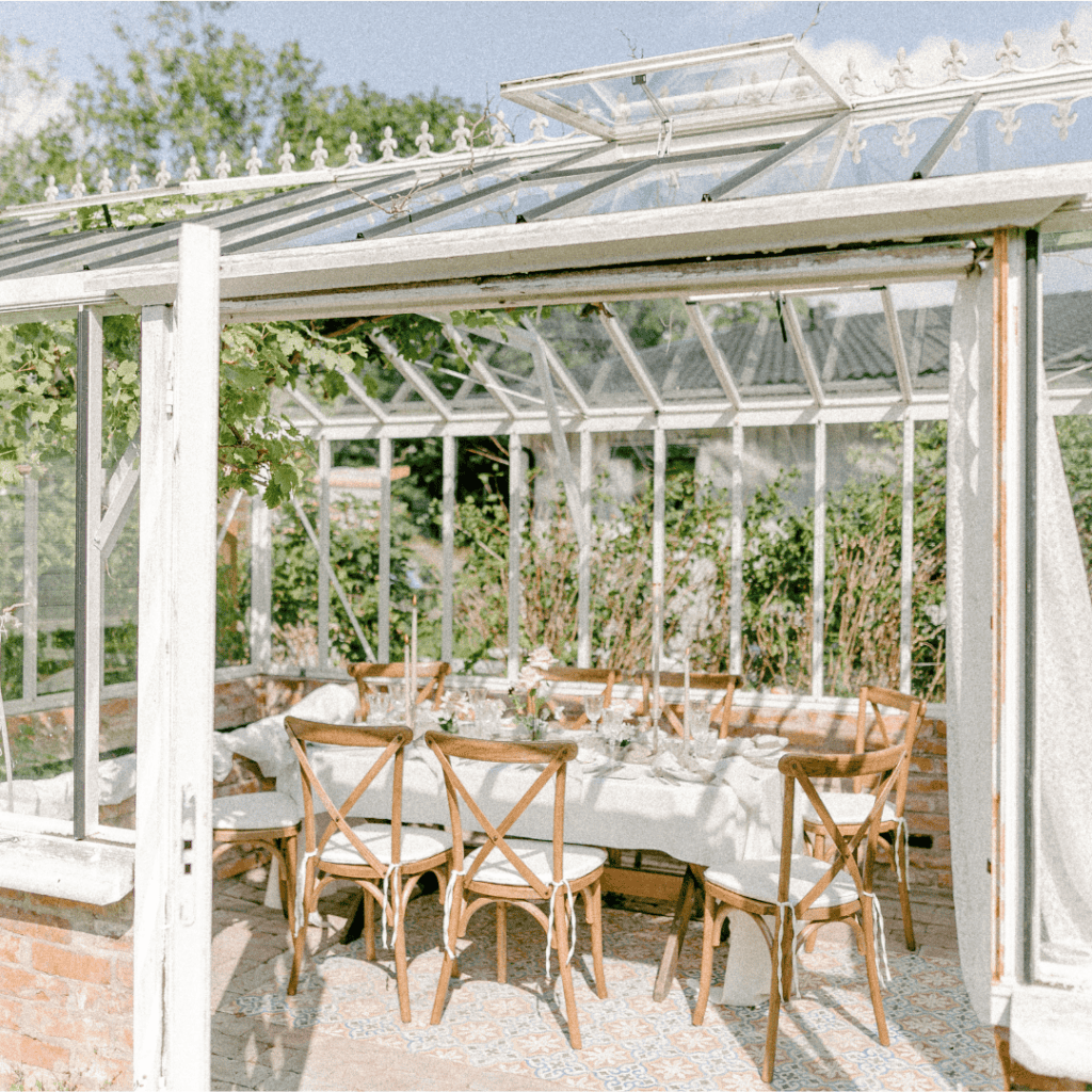 Crossbackstolar till en bröllopsdukning utomhus