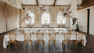 Bröllopsstolar i form av cross back stolar