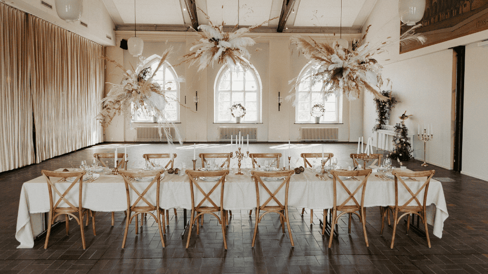 Bröllopsstolar i form av cross back stolar