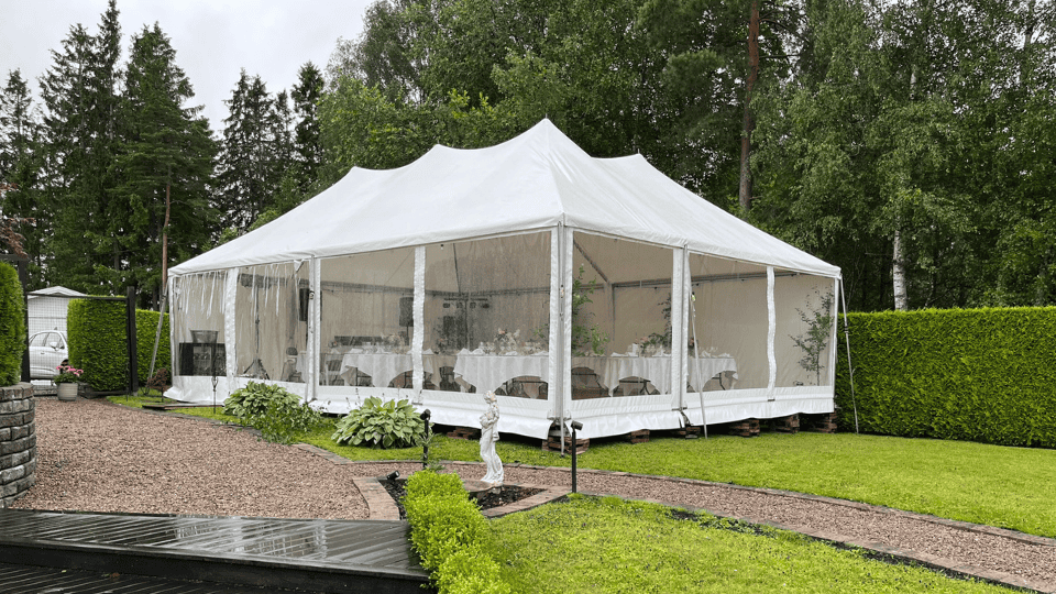 Bröllopstält i en trädgård