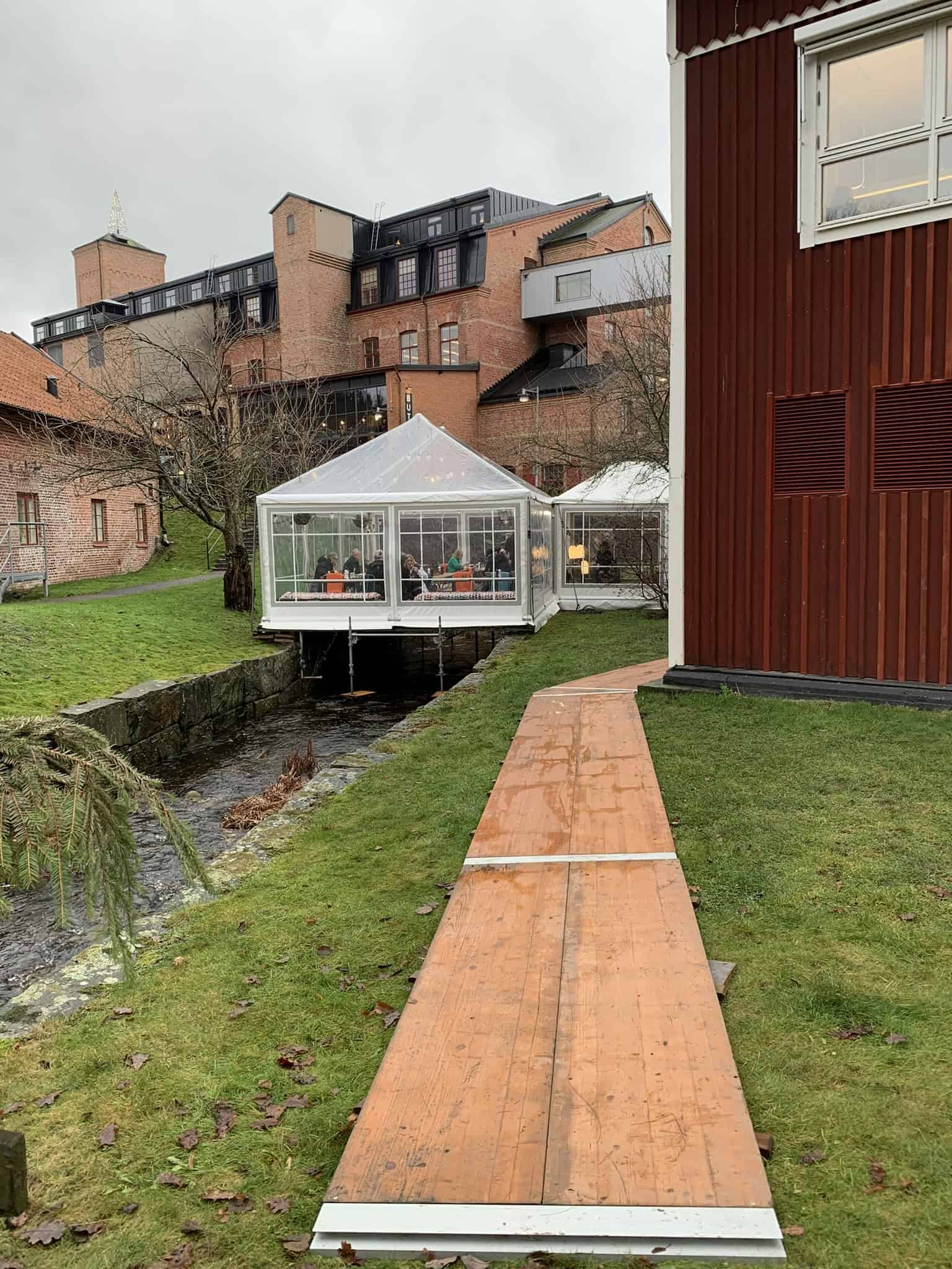 Ett transparent tält byggt över en å