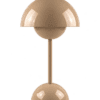 Aster laddningsbar bordslampa i greige med modern design.