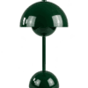 Aster laddningsbar bordslampa i mossgrön med modern design.